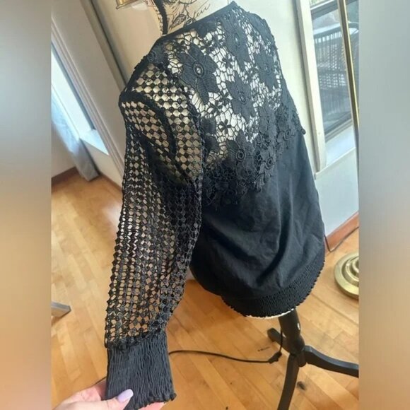 Sakura top size XS black with floral mesh around the shoulder and collar - Picture 7 of 9